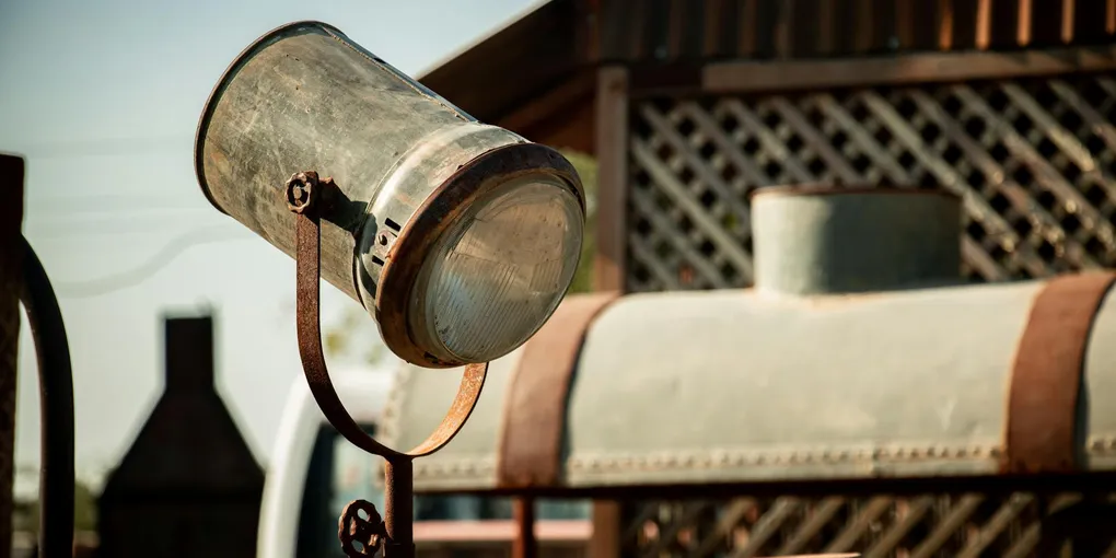 How to Fix a Broken Outdoor Light Fixture