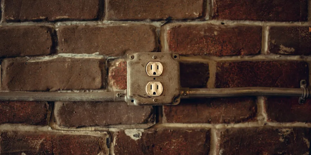 How to Fix a Broken Outdoor Outlet Cover in 10 Minutes ($4–$8 Weatherproof Replacement)