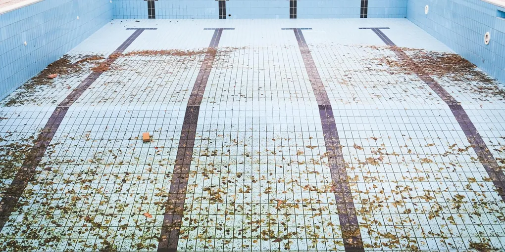 How to Fix a Cracked Swimming Pool Step