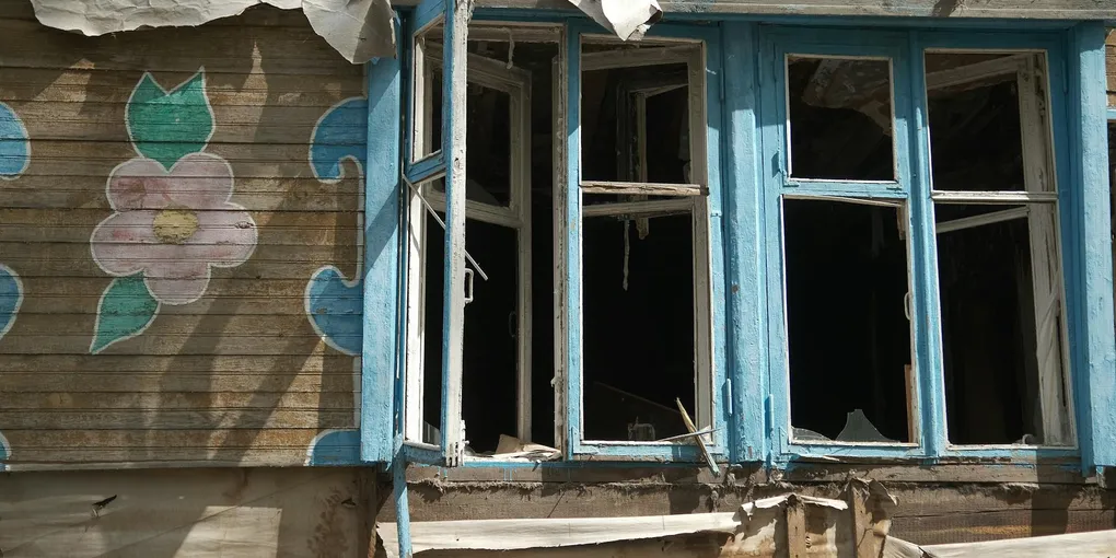 How to Fix a Cracked Wood Window Frame