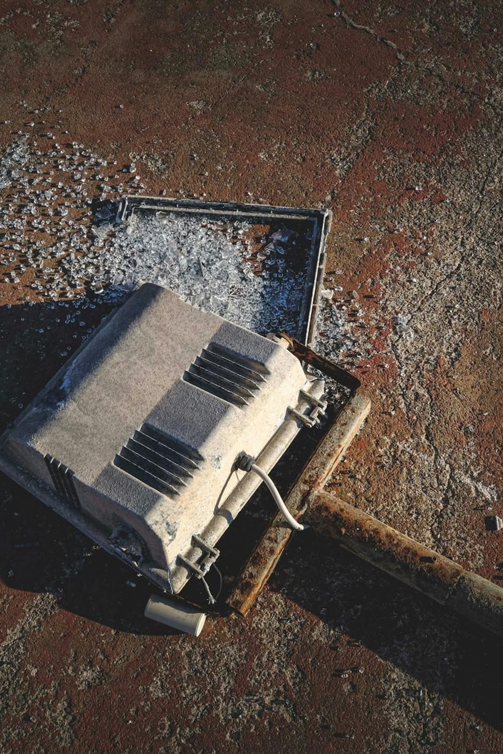 How to Fix a Broken Exterior Light Fixture (2026)